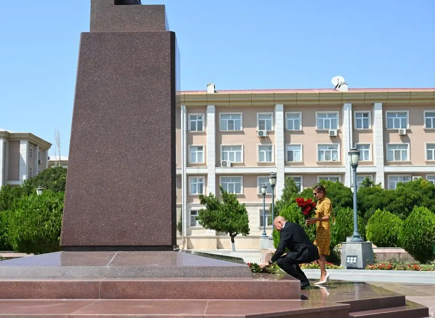 Prezident Ümummilli Lider Heydər Əliyevin Naxçıvandakı abidəsini ziyarət etdi