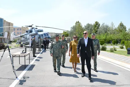 İlham Əliyev Naxçıvanda komando hərbi hissələrinə bayraq verdi – FOTOLAR