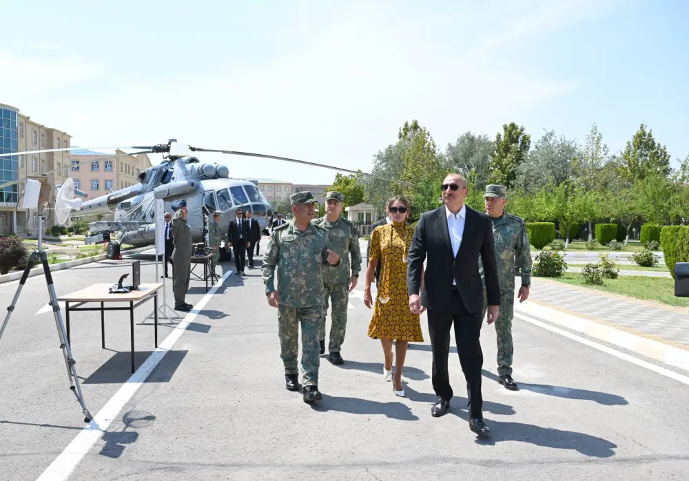 İlham Əliyev Naxçıvanda komando hərbi hissələrinə bayraq verdi – FOTOLAR
