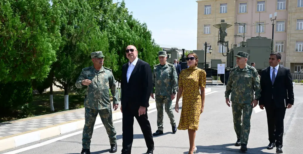 İlham Əliyev Naxçıvanda komando hərbi hissələrinə bayraq verdi – FOTOLAR