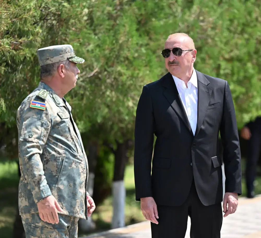 İlham Əliyev Naxçıvanda komando hərbi hissələrinə bayraq verdi – FOTOLAR