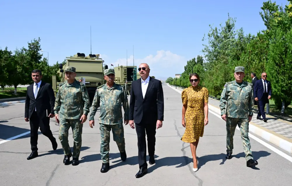 İlham Əliyev Naxçıvanda komando hərbi hissələrinə bayraq verdi – FOTOLAR