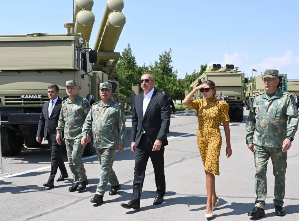 İlham Əliyev Naxçıvanda komando hərbi hissələrinə bayraq verdi – FOTOLAR