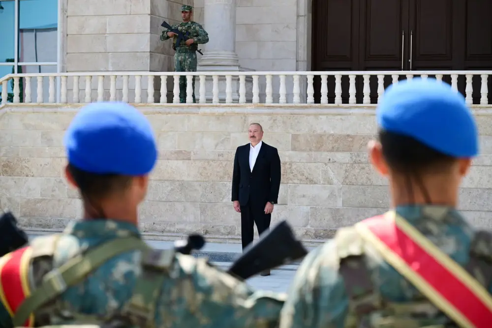 İlham Əliyev Naxçıvanda komando hərbi hissələrinə bayraq verdi – FOTOLAR