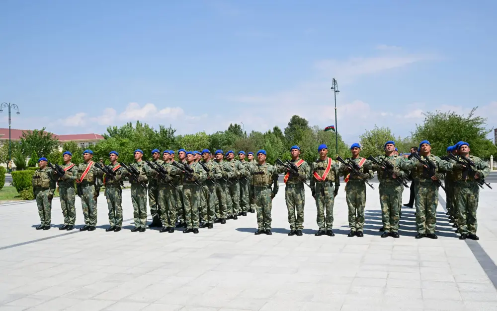 İlham Əliyev Naxçıvanda komando hərbi hissələrinə bayraq verdi – FOTOLAR