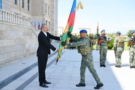 İlham Əliyev Naxçıvanda komando hərbi hissələrinə bayraq verdi – FOTOLAR