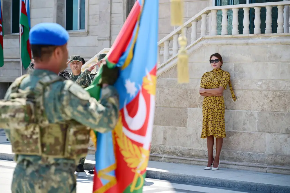 İlham Əliyev Naxçıvanda komando hərbi hissələrinə bayraq verdi – FOTOLAR