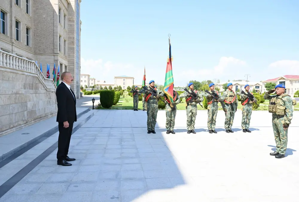 İlham Əliyev Naxçıvanda komando hərbi hissələrinə bayraq verdi – FOTOLAR