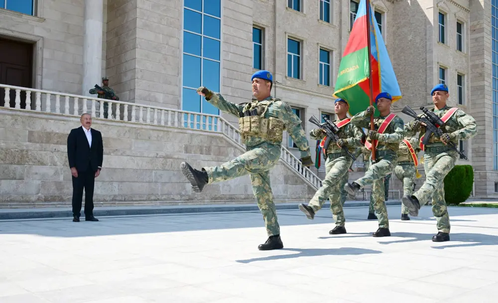 İlham Əliyev Naxçıvanda komando hərbi hissələrinə bayraq verdi – FOTOLAR