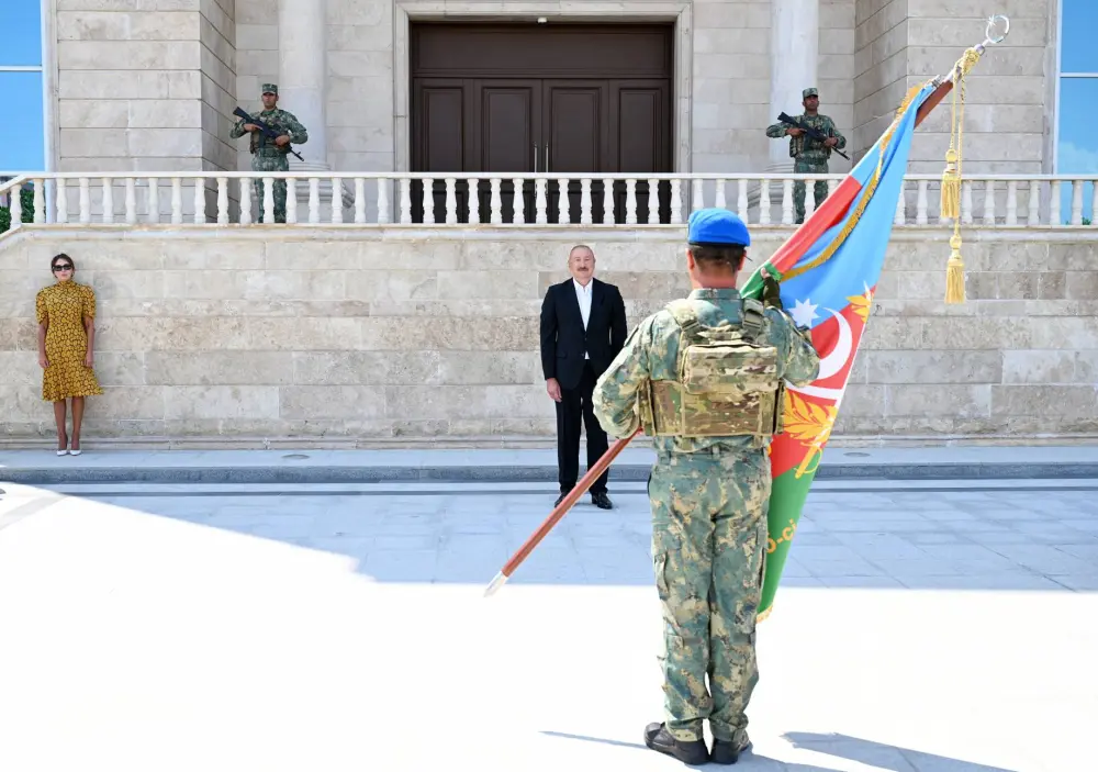 İlham Əliyev Naxçıvanda komando hərbi hissələrinə bayraq verdi – FOTOLAR
