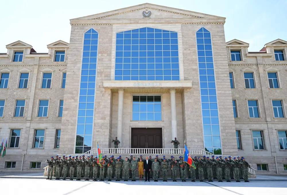 İlham Əliyev Naxçıvanda komando hərbi hissələrinə bayraq verdi – FOTOLAR