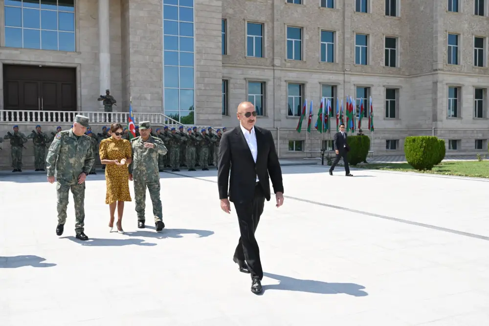 İlham Əliyev Naxçıvanda komando hərbi hissələrinə bayraq verdi – FOTOLAR