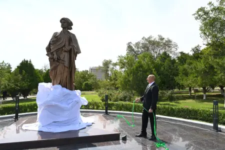 Naxçıvandakı “Əcəmi seyrangahı” istirahət kompleksində memar Əcəmi Naxçıvaninin abidəsi açıldı