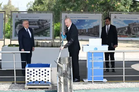 İlham Əliyev Naxçıvan şəhərində sosial evlər kompleksinin təməlini qoydu