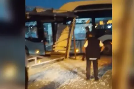 “Koroğlu”da marşrut avtobusu dayanacağa çırpıldı - Video