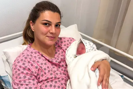 Təcili tibbi yardım maşınında uşaq dünyaya gətirdi - Fotolar