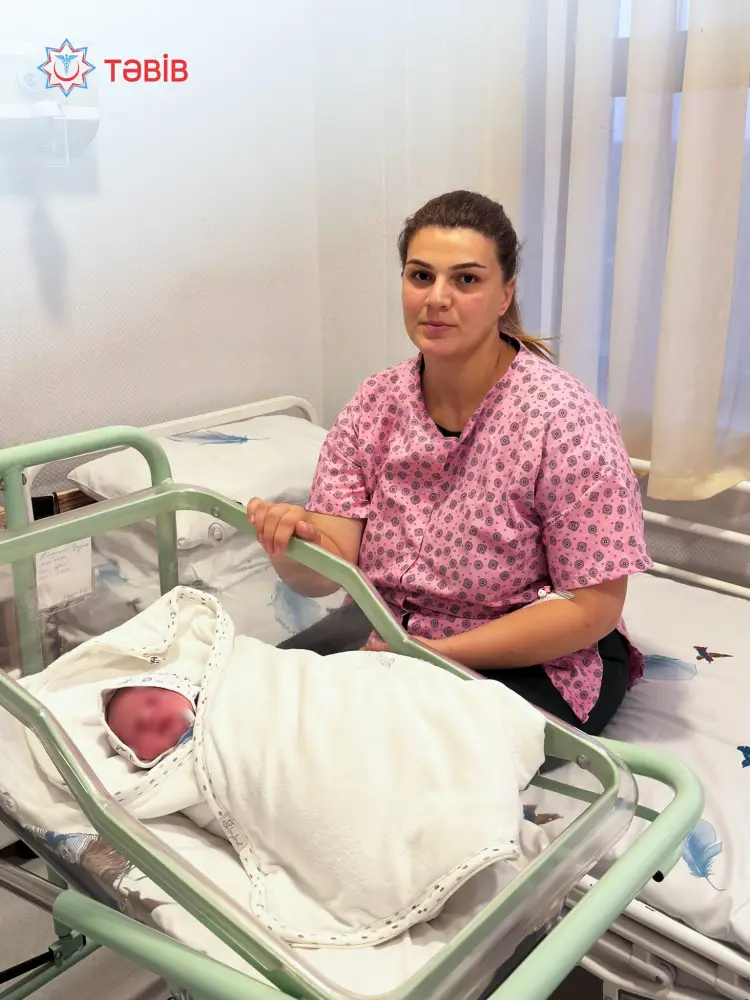 Təcili tibbi yardım maşınında uşaq dünyaya gətirdi - Fotolar
