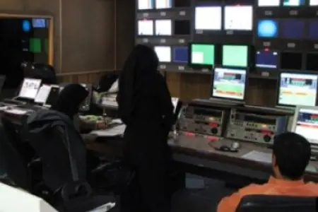 İran televiziyasında gözlənilməz hadisə - Mollanı təhqir etdilər - Video