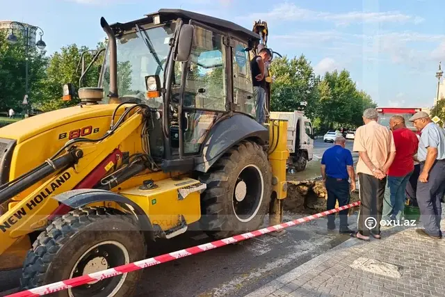 Bakının mərkəzi küçəsində su borusu partladı – FOTOLAR