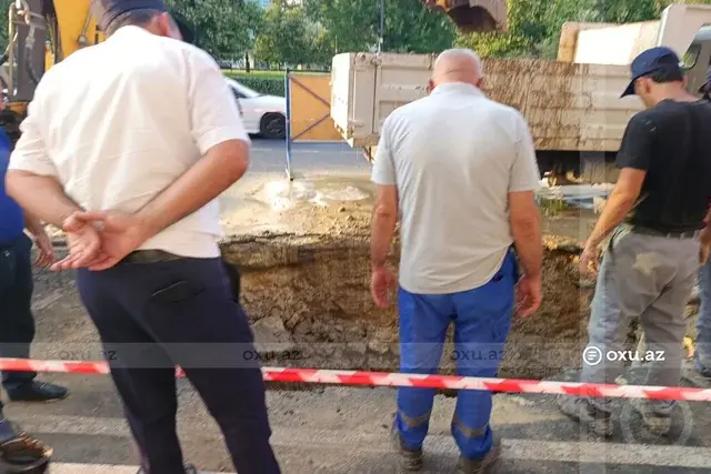 Bakının mərkəzi küçəsində su borusu partladı – FOTOLAR