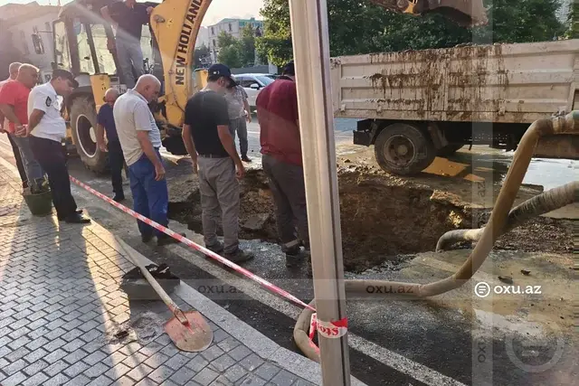 Bakının mərkəzi küçəsində su borusu partladı – FOTOLAR