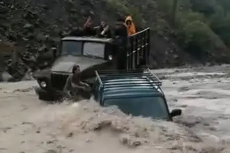Şəlaləyə gedən yolu sel basdı, maşınlar suyun altında qaldı – VİDEO