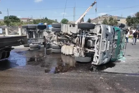 "Baksol yolu"nda yük avtomobili aşdı - Foto