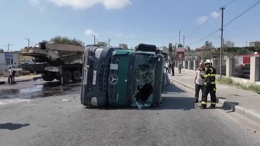 "Baksol yolu"nda yük avtomobili aşdı - Foto
