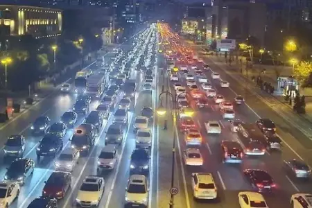 Əhali də, maşınlar da artır : Tıxacdan çıxış yolu nədir?