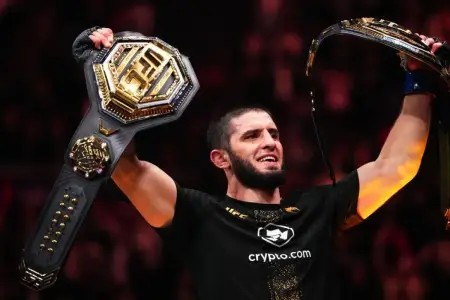 Maxaçev UFC çempionu titulunu qorudu