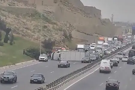 Qaradağda yük maşını aşdı - Bu istiqamətdə sıxlıq yarandı