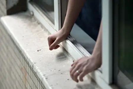Sumqayıtda FACİƏ: gənc qız binadan yıxılıb öldü