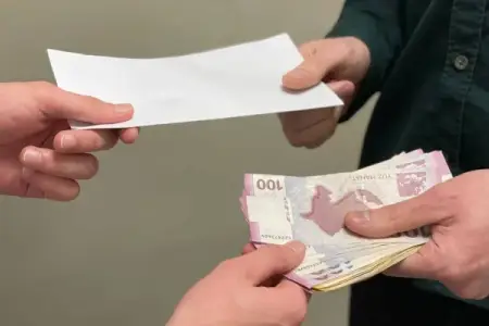 Sahibkarlardan rüşvət alan bir vergi işçisi həbs edildi