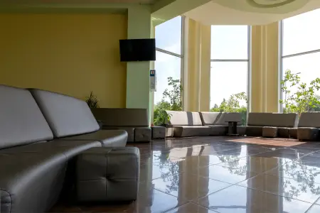 Mübahisə etdiyi qadını hotelin 5-ci mərtəbəsindən atdı 