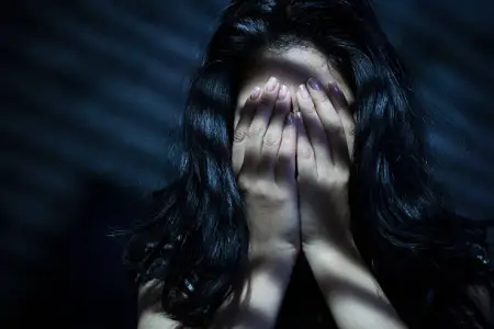 Bakıda kişi sevgilisinin üzünə sulfat turşusu tökdü - TƏFƏRRÜAT