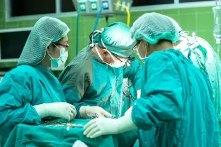 Kişinin sidik kisəsindən 3 kiloluq daş çıxarıldı