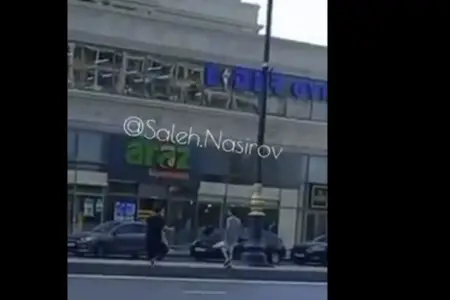 Bakıda azyaşlılardan təhlükəli hərəkət: Avtomobil yolunda... - Video