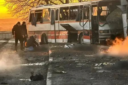 Rusiya Ukraynada avtobusu vurdu - Ölən və yaralananlar var