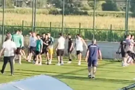 "Səbail"in oyununda kütləvi dava, meydana polis daxil oldu - Video