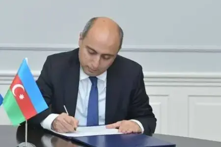Emin Əmrullayev müəllimlərin etiraz etdiyi direktoru işdən çıxardı - FOTO