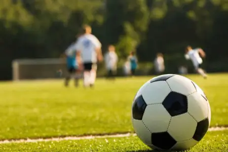 Futbolçular və azarkeşlər qaçaraq stadionu tərk etdi - Video