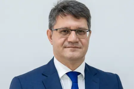 Nazir müşavirini işdən çıxardı