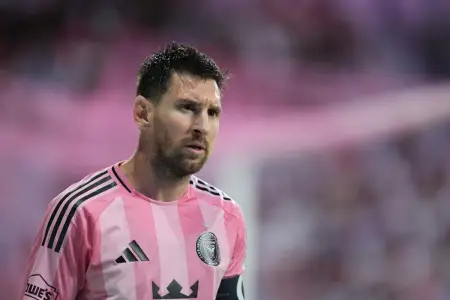 Lionel Messi rəqib futbolçunun başına vurdu – Cərimələndi