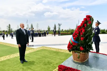 Prezident Daşkənddə Müstəqillik abidəsini ziyarət etdi 