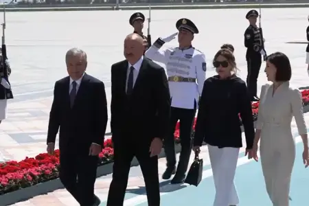 Prezidenti Daşkənddə belə qarşıladılar - VİDEO