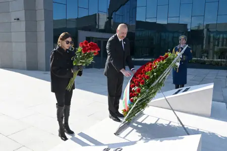 Prezidentlə xanımı Ümummilli Liderin memorial kompleksini ziyarət etdilər
