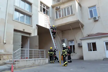 Bakıda mənzildə yanğın - 8 nəfər təxliyə edildi