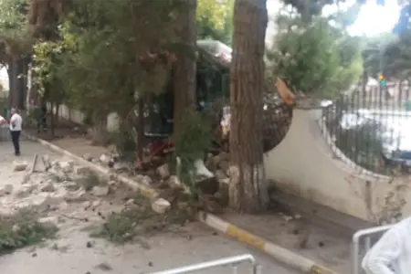 Bakıda marşrut avtobusu 3 maşını əzib hasara çırpıldı - Foto