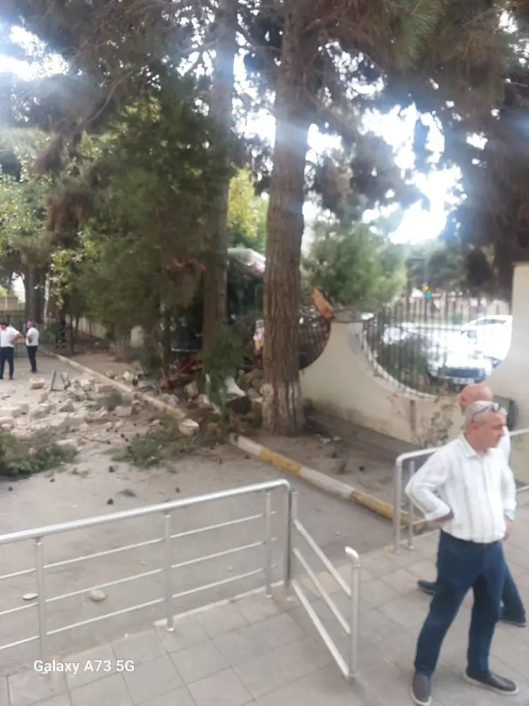 Bakıda marşrut avtobusu 3 maşını əzib hasara çırpıldı - Foto