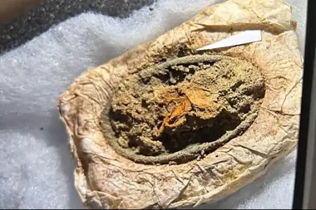 13 əsrlik uşaq geyimi tapıldı
